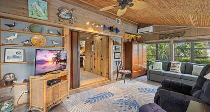 Hook, Wine & Sinker Cottage: Water Views, Kayaks, Bikes & Old Florida Charm