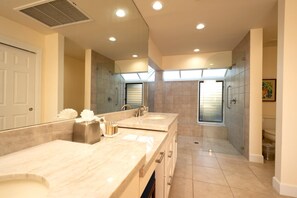 Douche, sèche-cheveux, serviettes fournies