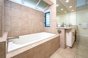 Chuveiro, secador de cabelo, toalhas de banho 