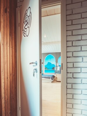 Vierpersoonskamer, privébadkamer | Gratis wifi, beddengoed