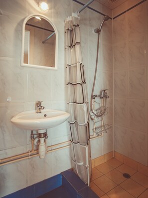 Quadruple Room, Private Bathroom | Bathroom | Shower, hair dryer, towels, toilet paper - Guboja (Neringa)