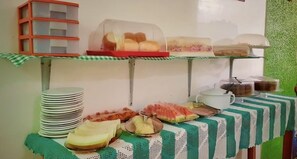 含每日吃到飽自助式早餐