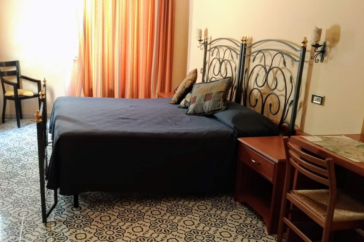 Minibar, brankas, dan didekorasi berbeda-beda