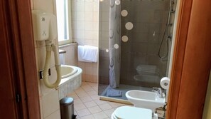Regadera, secadora de cabello, bidet, toallas 