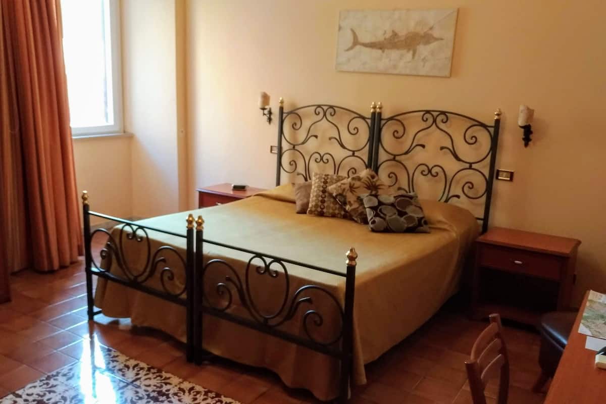 Minibar, brankas, dan didekorasi berbeda-beda