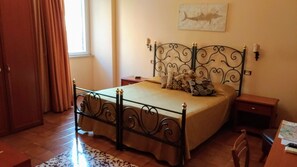 Minibar, in-room safe, individually decorated, individually furnished - Nicolas Inn (Rome)