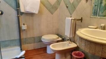 Doccia, asciugacapelli, bidet, asciugamani