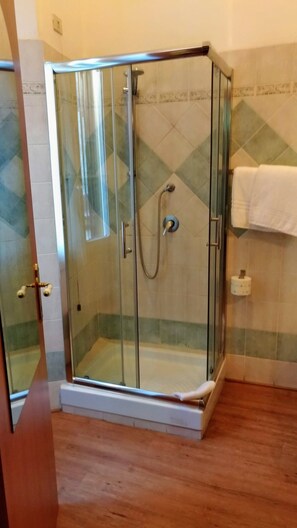 Bathroom shower - Nicolas Inn (Rome)