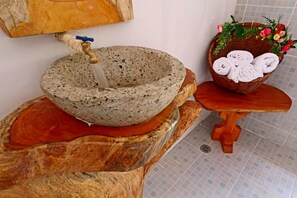 Set di cortesia gratuito, asciugamani, sapone, carta igienica