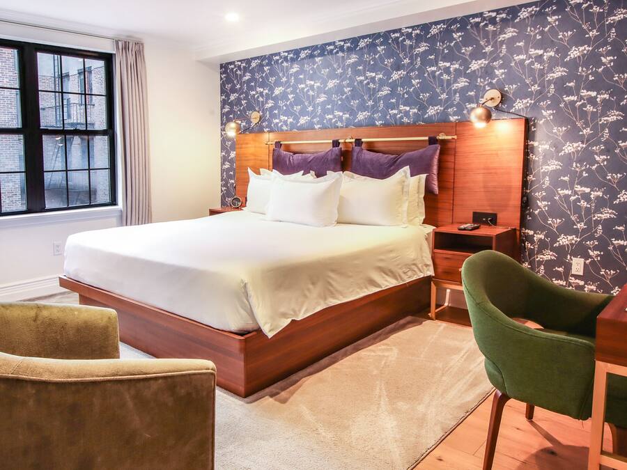 Suite, 1 King Bed with Sofa bed