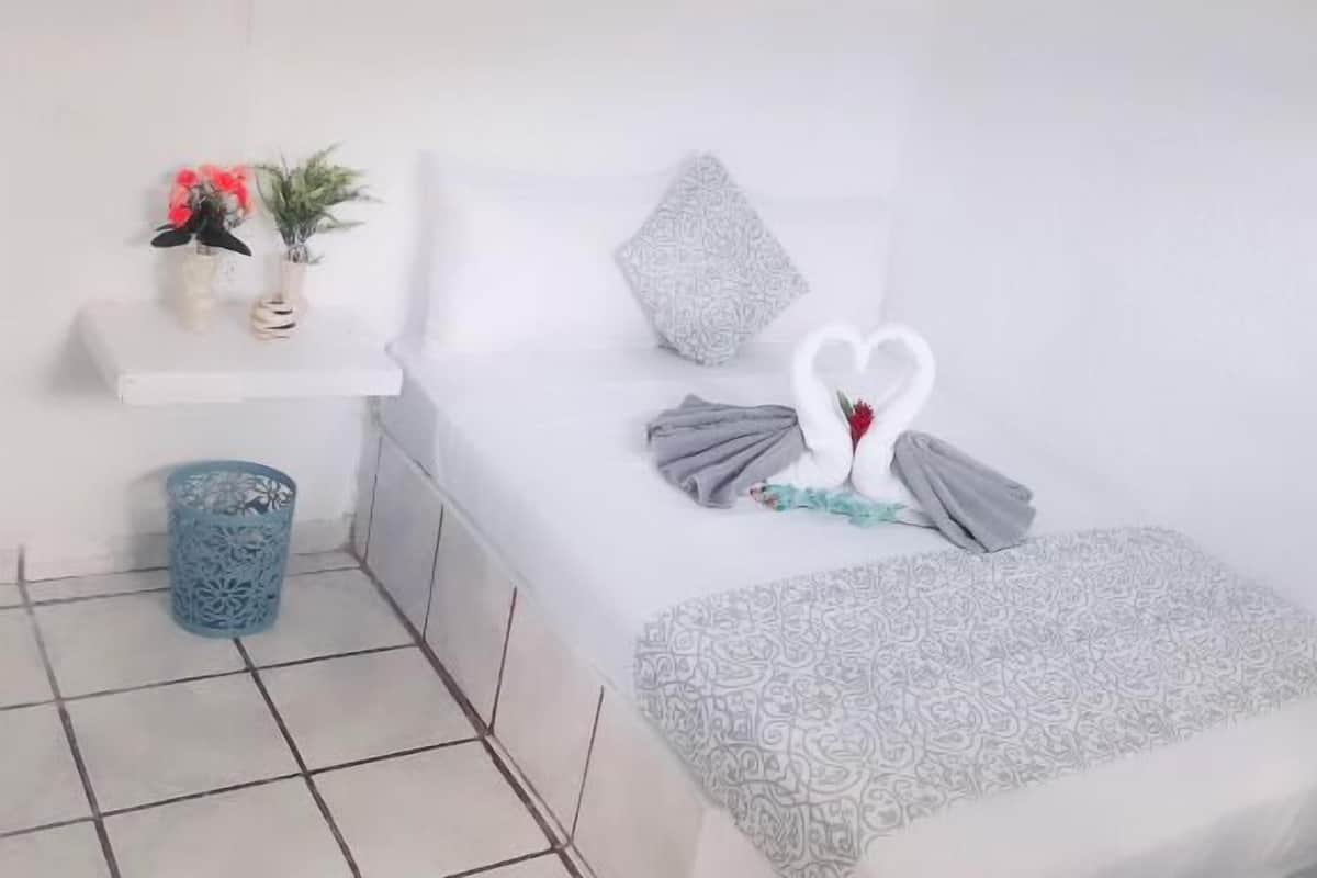 Habitación básica, vista al patio | Ropa de cama