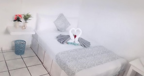 Habitación básica, vista al patio | Ropa de cama