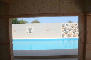 Utomhuspool och solstolar