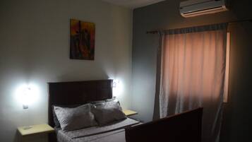 Habitación básica doble | Escritorio, cortinas blackout, camas extra y wifi gratis