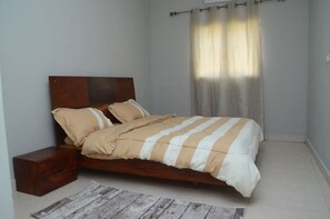 Kahden hengen perushuone | Työpöytä, pimennysverhot, lisävuoteet, ilmainen Wi-Fi