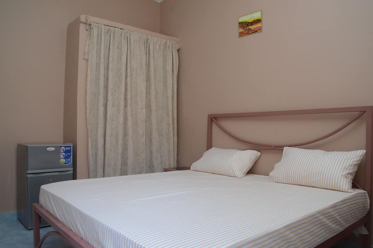 Comfort Studio | Desk, blackout curtains, rollaway beds, free WiFi