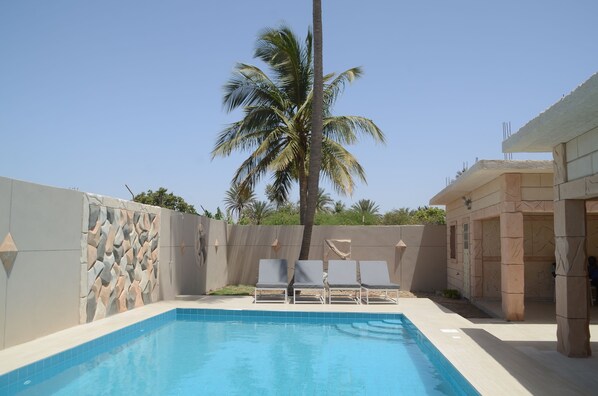 Utomhuspool och solstolar