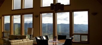 Sunset Chalet - 2600 sq.ft. Multi-Seasonal retreat only15 minutes from Ashland !