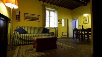 TV, lettore DVD, libri