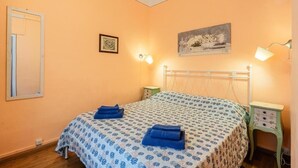 1 bedroom, iron/ironing board, travel crib, WiFi - Tuscan style apartment in Centro Storico (Lucca)