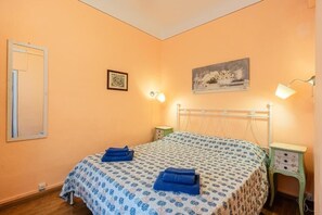 1 bedroom, iron/ironing board, travel crib, WiFi - Tuscan style apartment in Centro Storico (Lucca)