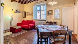 TV, DVD player, books - Tuscan style apartment in Centro Storico (Lucca)