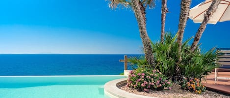 Utendørsbasseng og et oppvarmet basseng