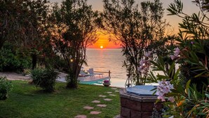 A garden leading to a pool with a sunset view. - Villa Laura in Punta Tramontana - Castelsardo (CASTELSARDO)