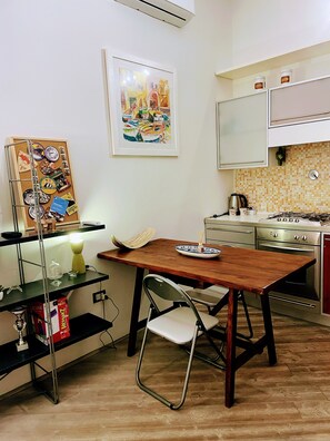冰箱、烤箱、炉灶、厨具/餐具