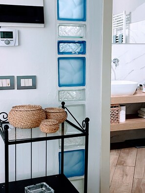 Haartrockner, Handtücher, Seife, Shampoo