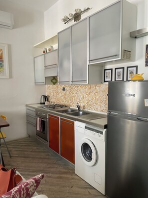 Frigorifero, forno, piano cottura, pentole/stoviglie/utensili