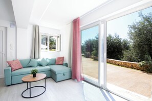 Apartamento, 1 cama Queen e sofá-cama, varanda | Área de estar | TV de tela plana