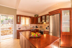 Maison | Cuisine privée | Grand réfrigérateur, micro-ondes, plaque de cuisson