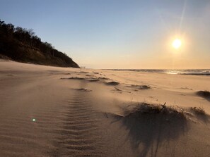 Perto da praia, espreguiçadeiras 