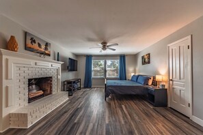 4 Schlafzimmer, Schreibtisch, Bügeleisen/Bügelbrett, WLAN