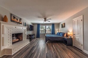 4 Schlafzimmer, Schreibtisch, Bügeleisen/Bügelbrett, WLAN