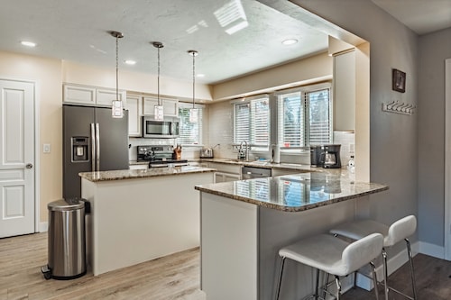 Broadmoor Estate ✩ HotTub & Fire Pit ✩ Prime Location