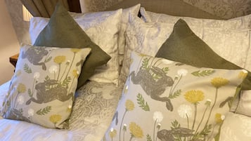 Un llit amb naxions estampades i un panell decoratiu al capçal.