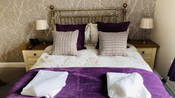 Quarto casal ou duplo standard, banheiro privativo (across Corridor) | Ferros/tábuas de passar roupa, Wi-Fi de cortesia, roupa de cama