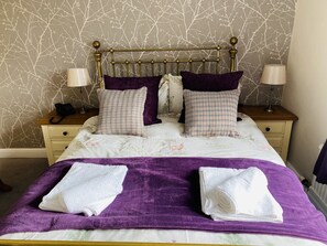 Habitación estándar con 1 cama matrimonial o 2 individuales, baño privado (across Corridor) | Tabla de planchar con plancha, wifi gratis y ropa de cama