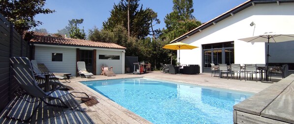 Una piscina al aire libre, una piscina climatizada