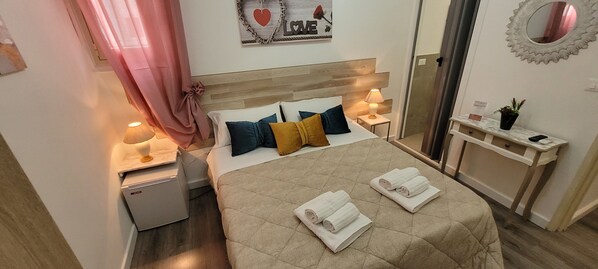 ห้องดีลักซ์ | เครื่องนอนระดับพรีเมียม, ผ้านวมขนเป็ด, ตกแต่งพิเศษโดยเฉพาะ, โต๊ะทำงาน