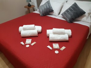 Family Room | Premium bedding, down comforters, individually furnished, desk - B&B A Modo Mio Marsala (Marsala)