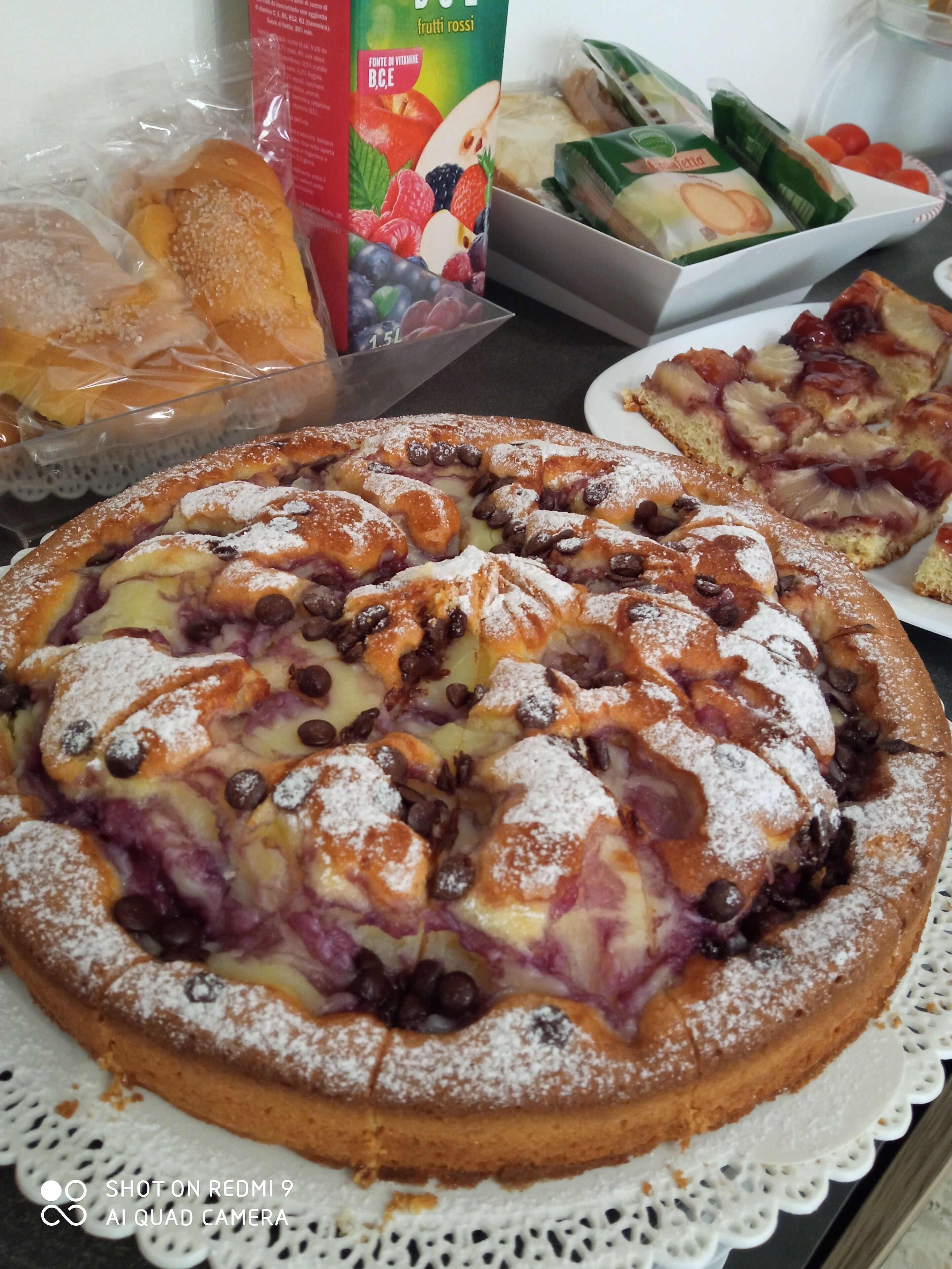Ein Desserttisch mit Obsttorte, Brot und verschiedenen Backwaren.
