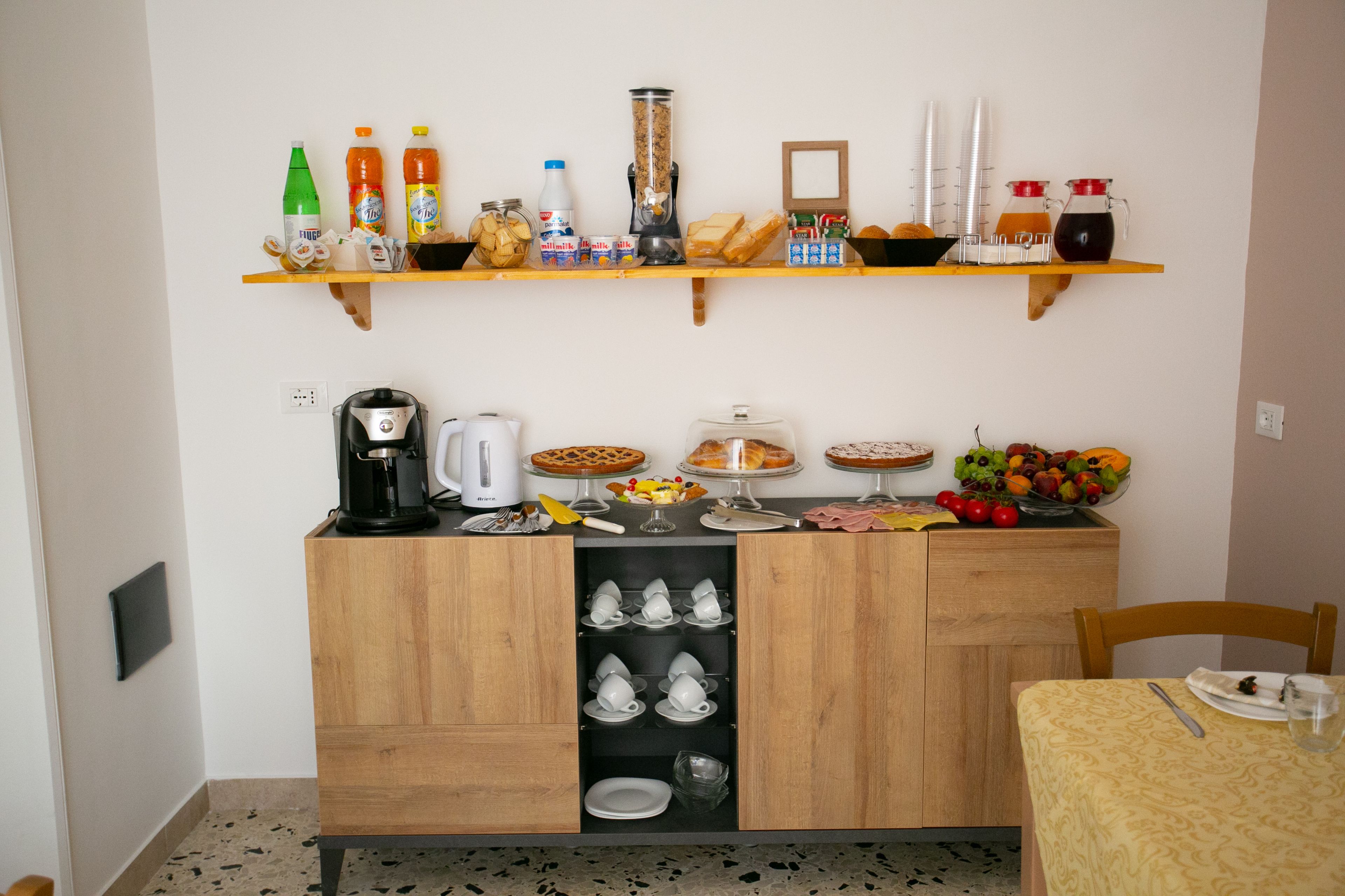 Colazione a buffet, servita tutte le mattine (5 EUR a persona) 