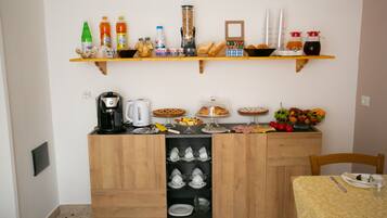 Colazione a buffet, servita tutte le mattine (5 EUR a persona)