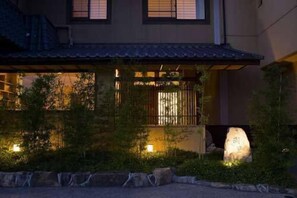 Exterior detail - Kaisekiyado Shiori (Tatsuno)