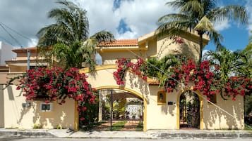 Vista frontal de la propiedad