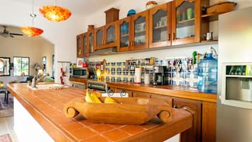 Villa, 3 habitaciones | Cocina privada | Refrigerador con congelador, microondas, horno y parrilla de estufa