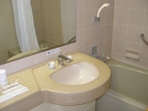 Đồ dùng nhà tắm miễn phí, máy sấy tóc, dép đi trong nhà 